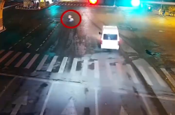 阿姨骑三轮闯红灯撞车被判全责大哭 车主回应：她在装哭 刚过保自费修车