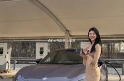 小米SU7 Ultra美女车主：上班是Excel大师 下班是赛车手