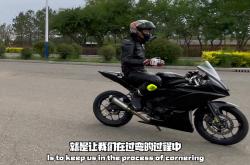 管好右手 摩托车骑手弯道过快失控：飞出几十米摔落别人家