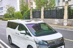 新一代“老板座驾”上市，丰田皇冠威尔法起售价89.90万