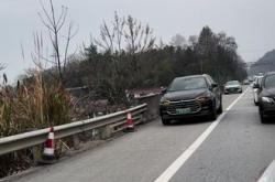 手机遗落高速服务区 两人竟在应急车道逆向往回走
