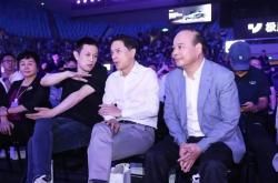 宁德时代董事长曾毓群人生首次体验智驾：给了问界M9