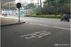 高速分叉口俩路牌仅差一个字 小轿车因太纠结撞向中间护栏