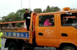 11人挤爆核载2人货车 交警都懵了：重罚！