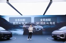 必战小米SU7 全新一代小鹏P7内饰全曝光：中控屏能“点头”