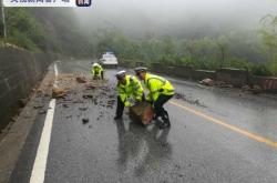 多地汽车遭雷击 央视科普雨天行车如何应对