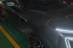 阿维塔12高速上辅助驾驶开进大车避险车道 前脸被撞烂