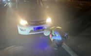 北京一轿车司机看不惯闯禁行的摩托车 狂闪灯将其别停：交警回应