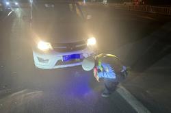 北京一轿车司机看不惯闯禁行的摩托车 狂闪灯将其别停：交警回应