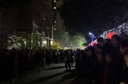 越南一修理店充气时轮胎突然爆炸：成年男子被掀翻在地