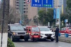 新手图新鲜体验“智驾” 脱手致系统自动减速：惨遭大货追尾