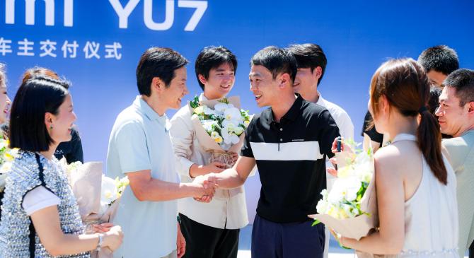 苏神助阵！雷军将直播小米SU7交付仪式：霸总开车门名场面回归