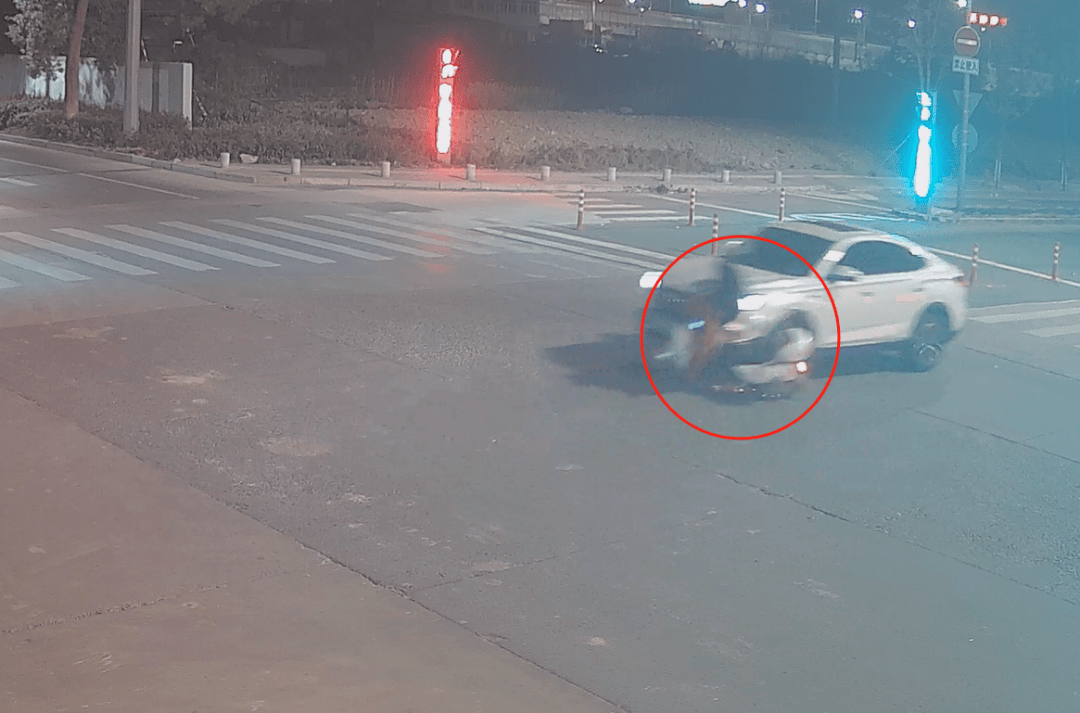 阿姨骑三轮闯红灯撞车被判全责大哭 车主回应：她在装哭 刚过保自费修车