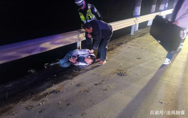 轿车刹车失灵 女司机崩溃大哭！最终撞上警车才停下