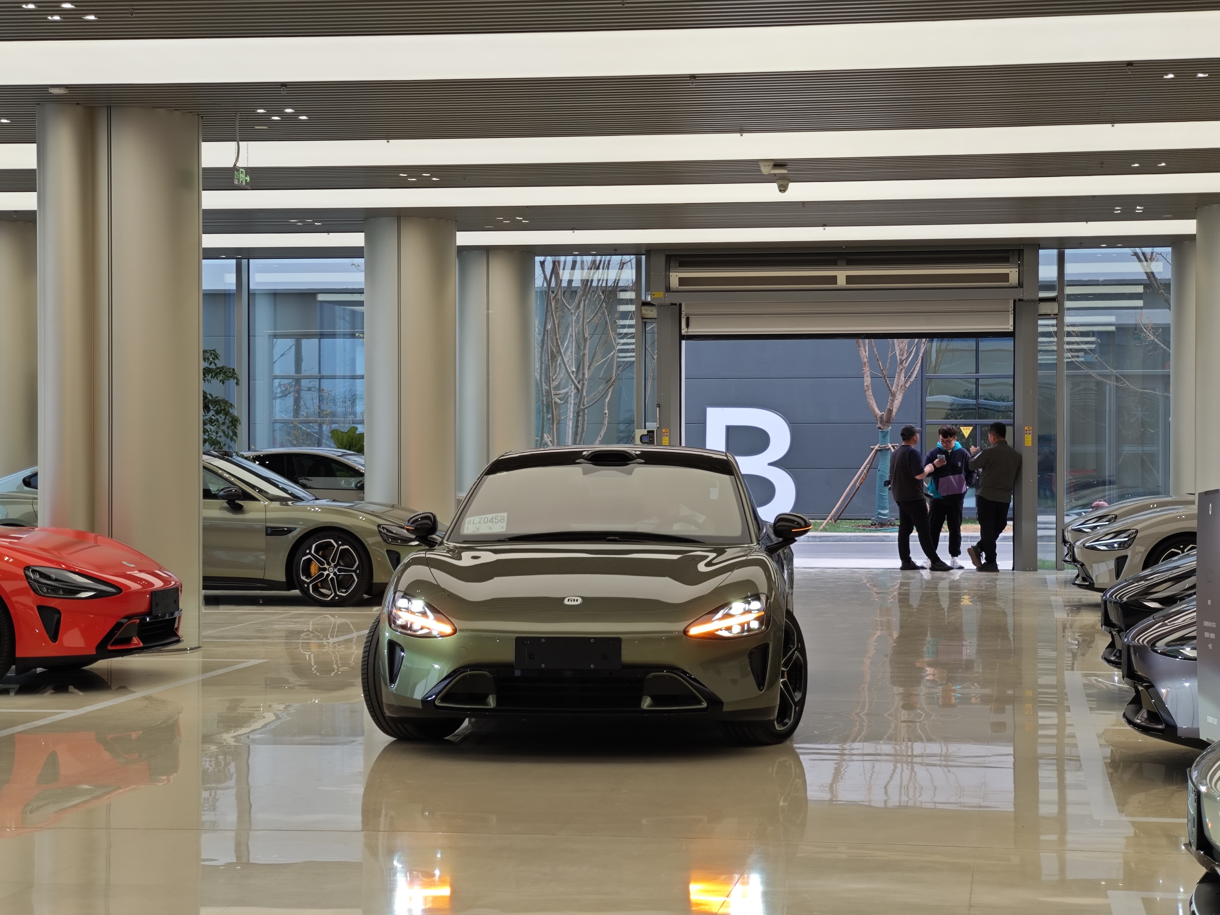 又一小米汽车体验店开业:近800平米 5辆SU7同展