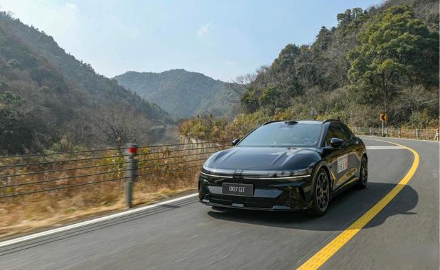 上市快4个月了 路上为啥还能看到贴着伪装车衣的小米SU7？