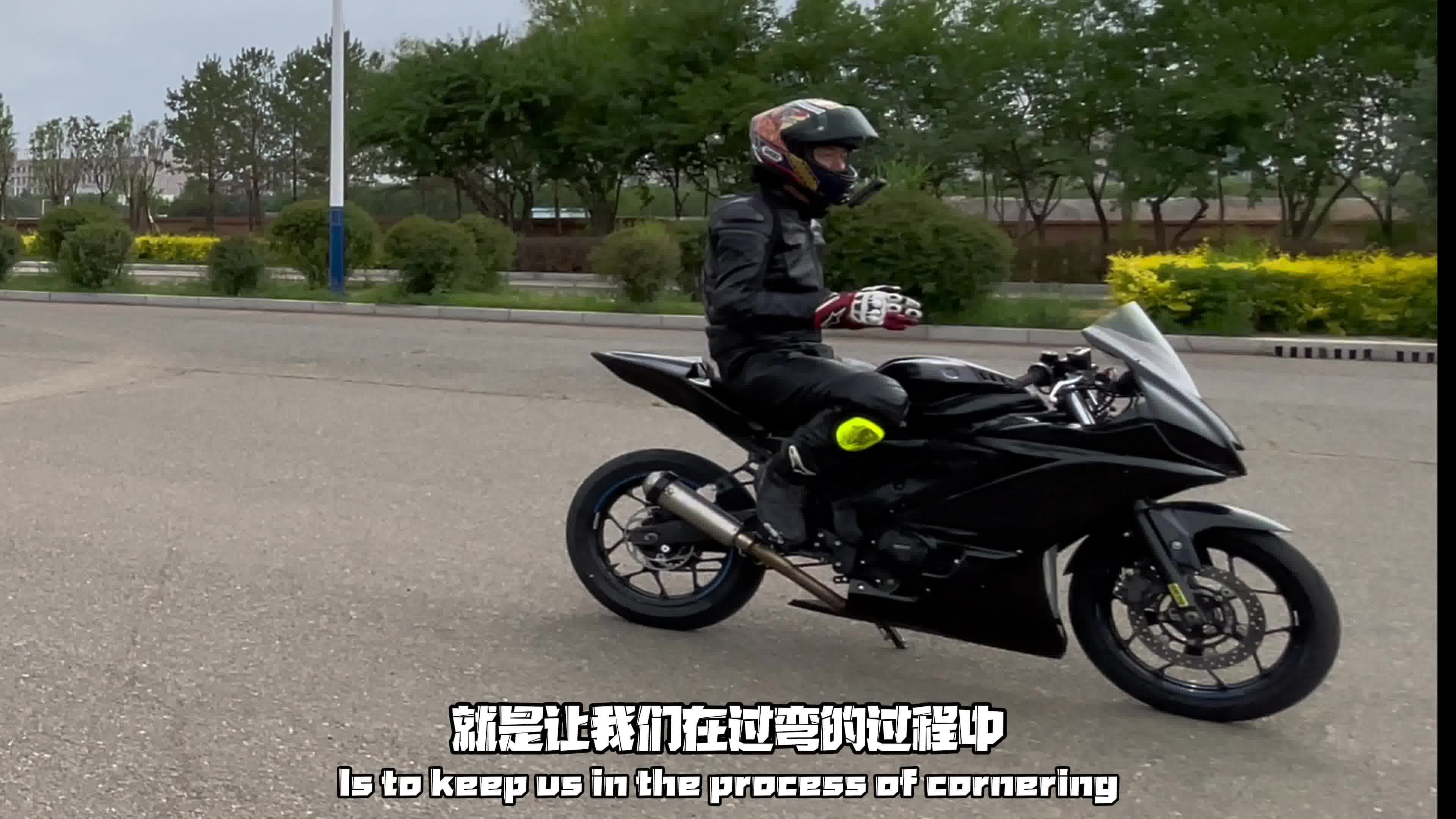 管好右手 摩托车骑手弯道过快失控：飞出几十米摔落别人家