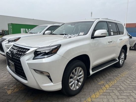 奔驰EQA充电中起火 整车被烧成黑壳