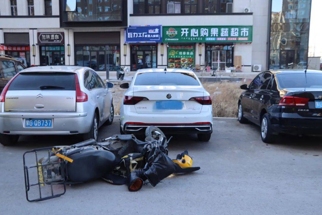 22岁女骑手车祸去世 家属痛心：目击者讲述车祸细节 事发地在掉头车道中间