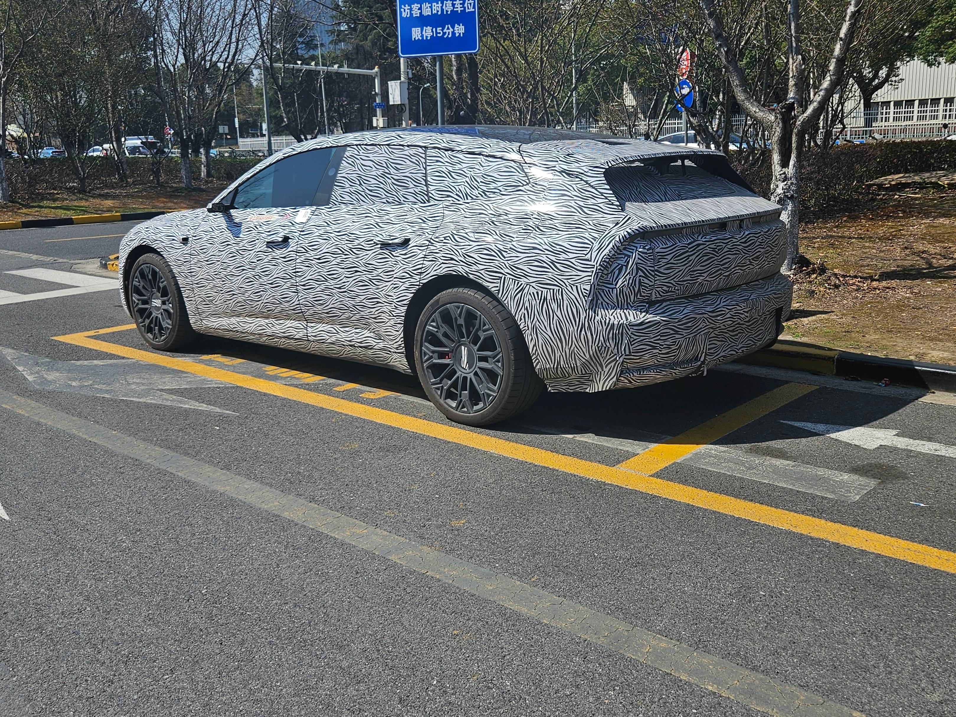 AUDI E量产版内饰谍照 满眼都是屏 3.6秒破百 续航700km 激光雷达