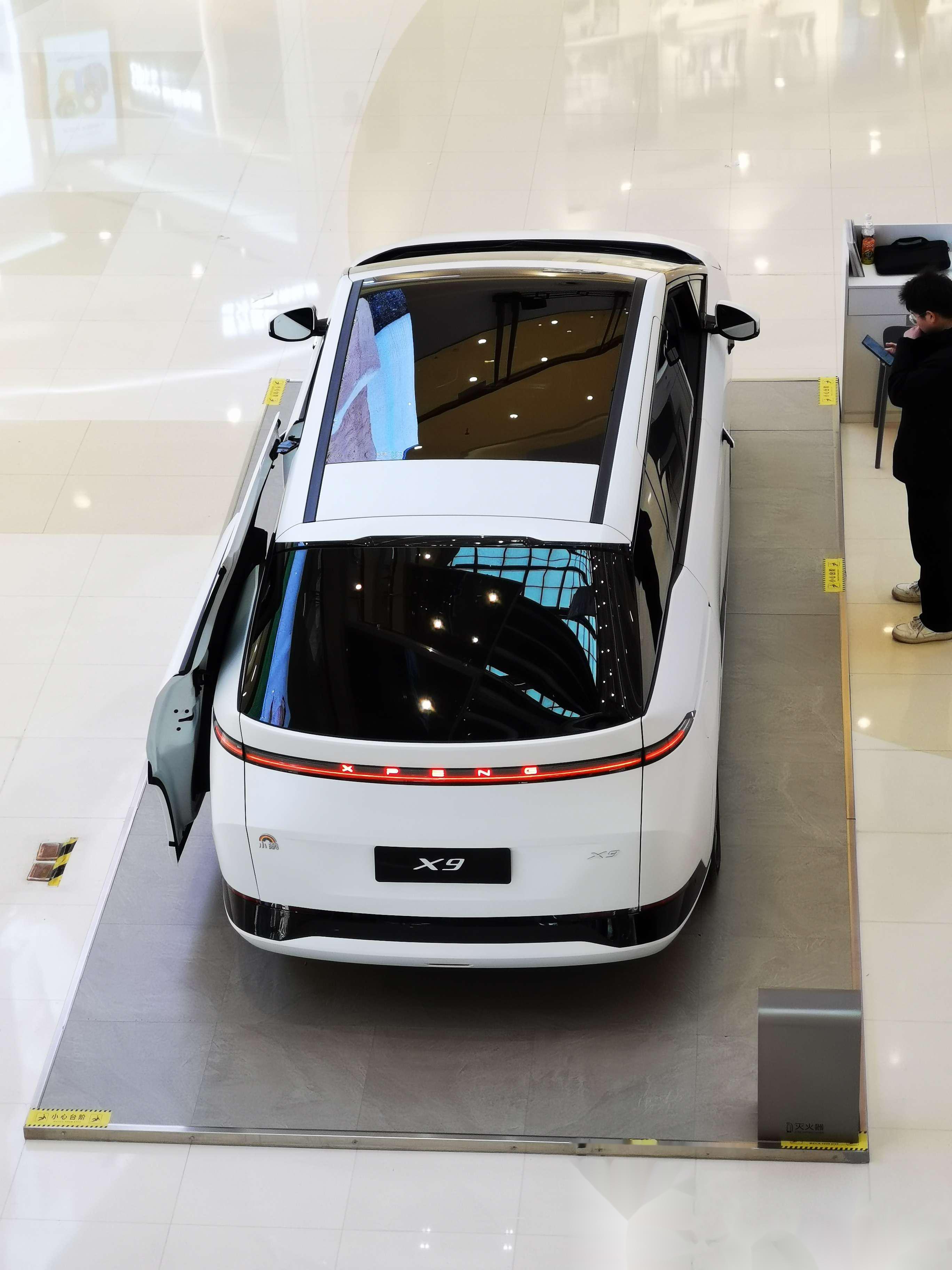 全系后轮转向最灵活的MPV 新款小鹏X9开卖：39.98万起