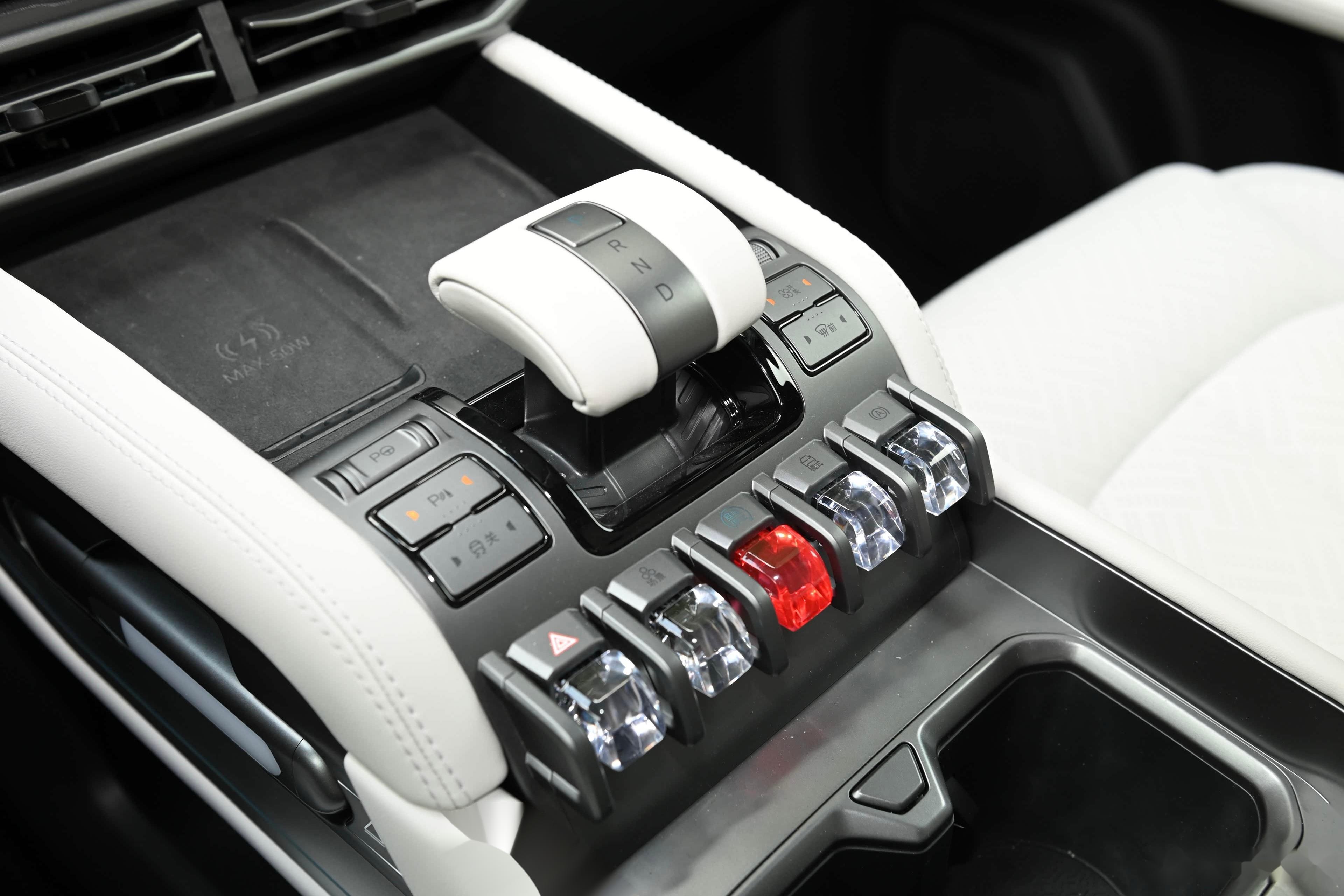 比亚迪全新中大型SUV！方程豹钛7正式官宣：依旧方盒子造型