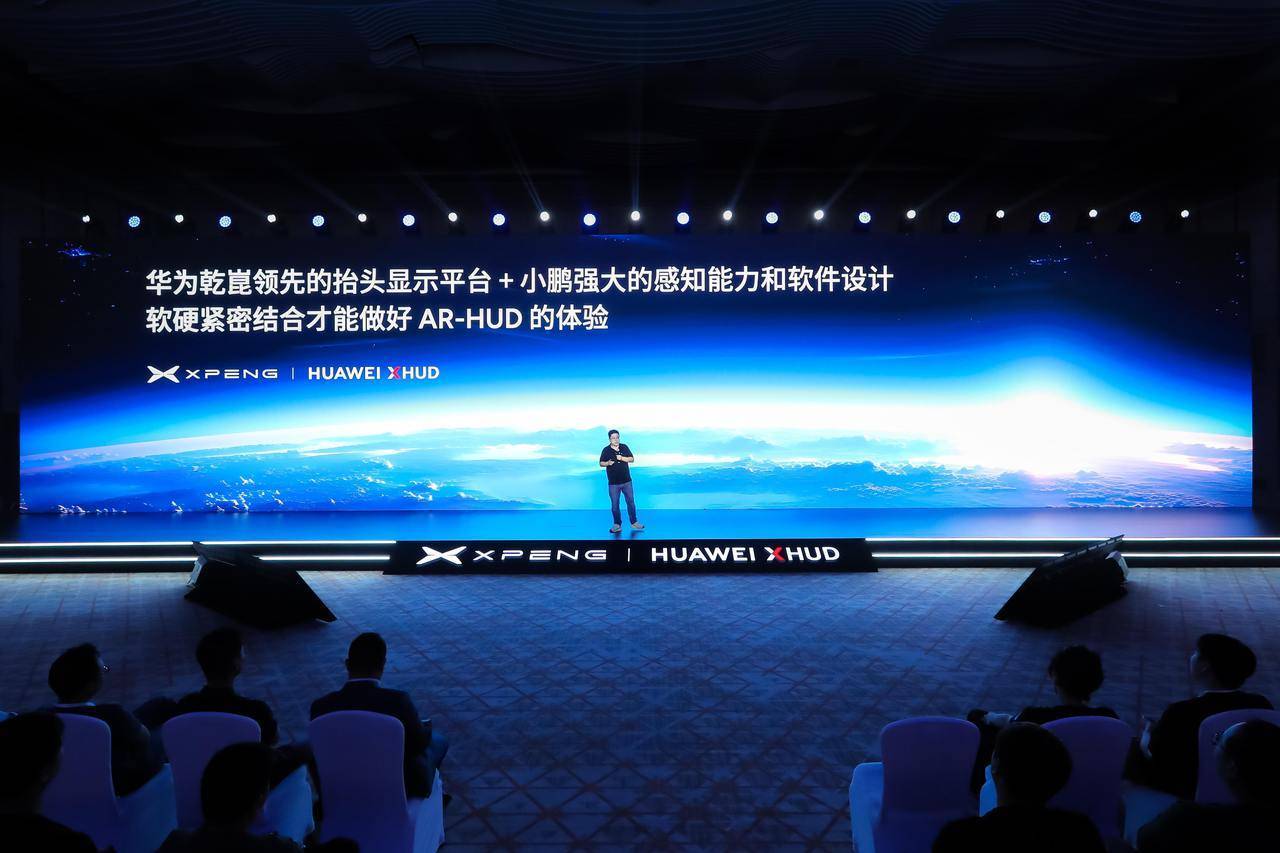 原小鹏汽车创始人打造 OMO X电动摩托首发：支持自动驾驶