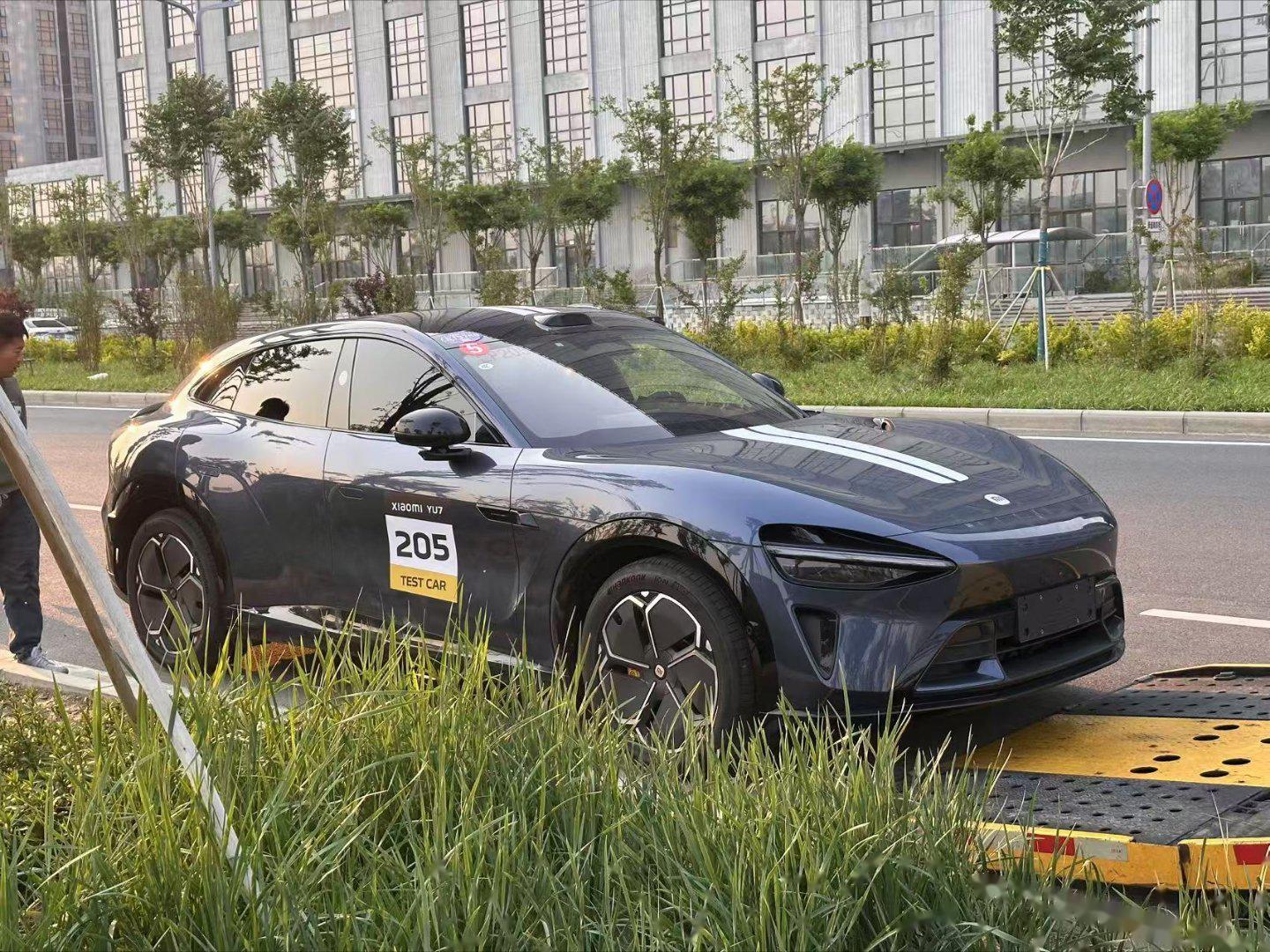 博主疑抢跑小米YU7试驾视频 网友：车没卖先赚500万