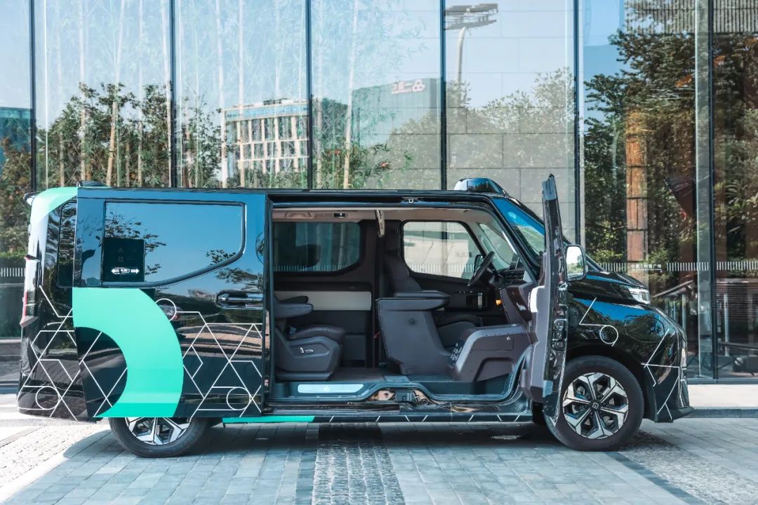 文远知行在阿布扎比开启纯无人Robotaxi试运营