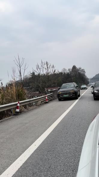 手机遗落高速服务区 两人竟在应急车道逆向往回走