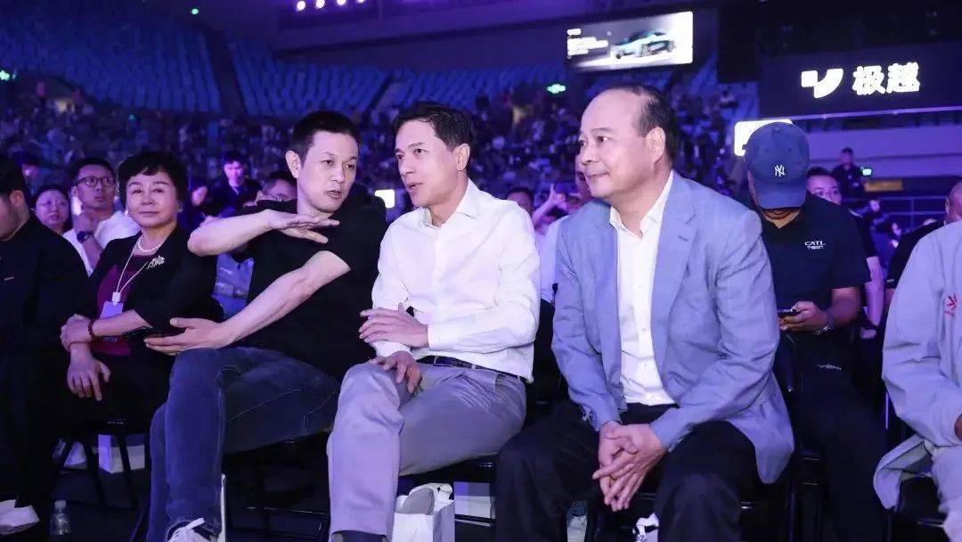 宁德时代董事长曾毓群人生首次体验智驾：给了问界M9