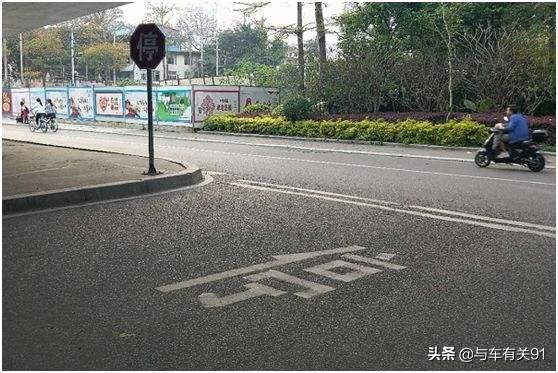 高速分叉口俩路牌仅差一个字 小轿车因太纠结撞向中间护栏