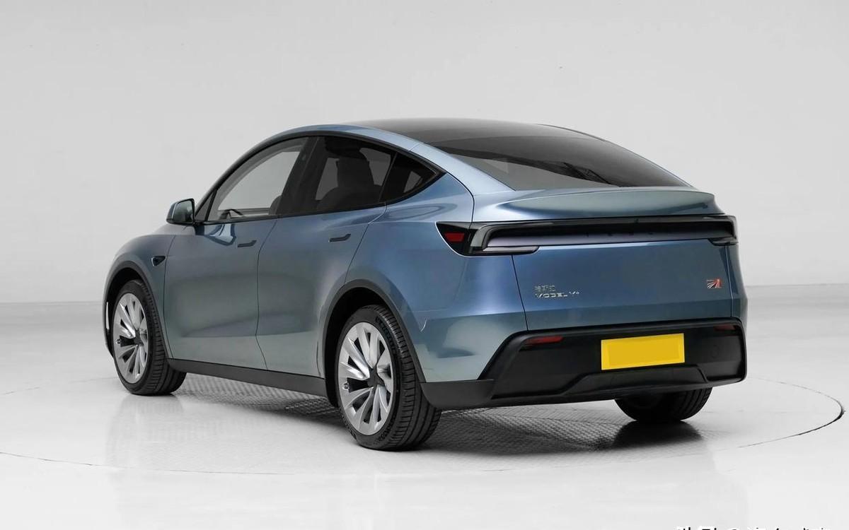 大六座来了！特斯拉Model Y L外观正式公布：预估售价40万 尾标亮了