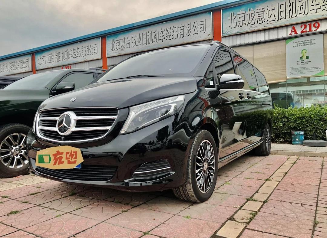 一台可以载下全家人的新款9速奔驰V260，出行开它倍有面