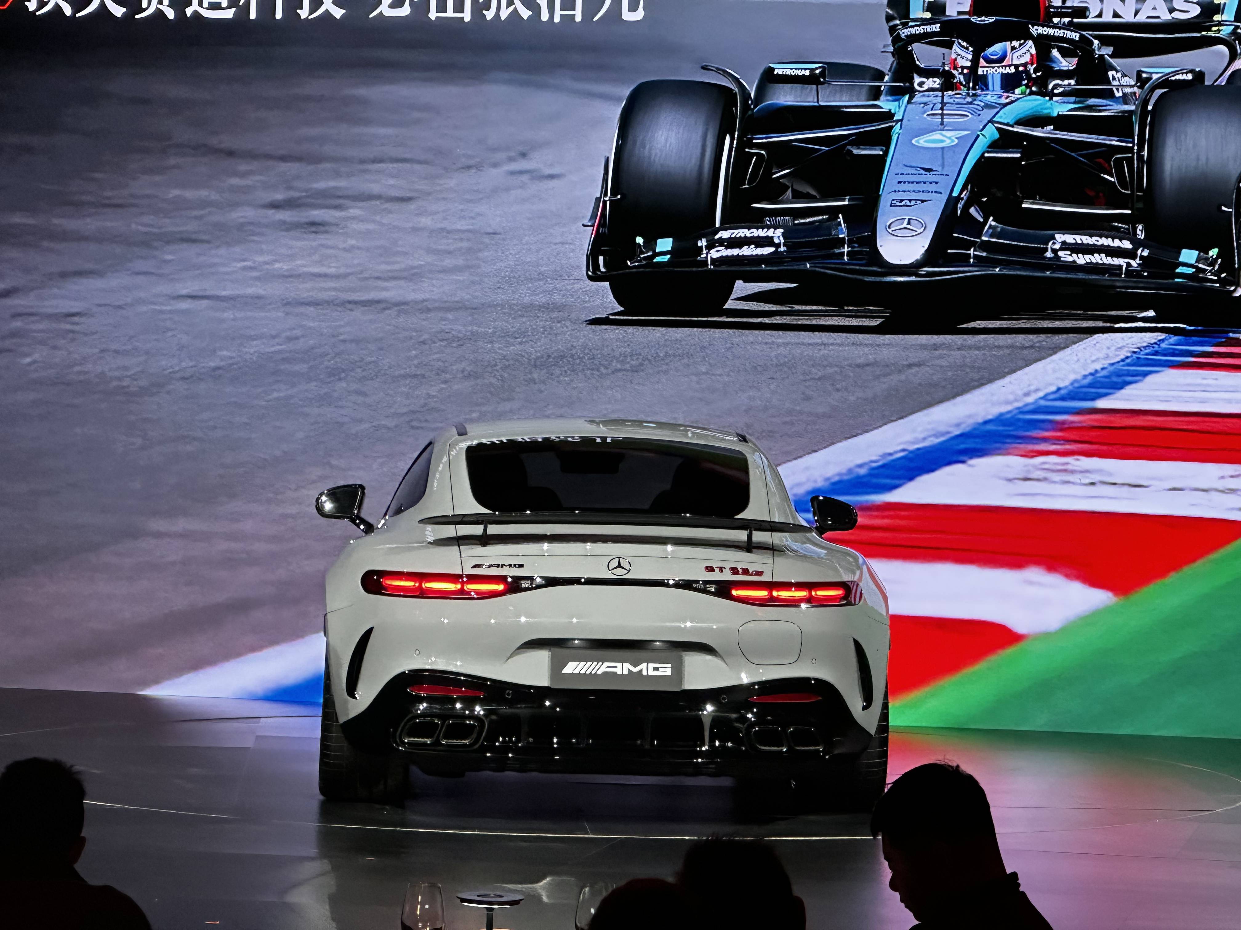 西装暴徒！新款奔驰AMG S 63 E 曝光：扭矩高达1430牛・米