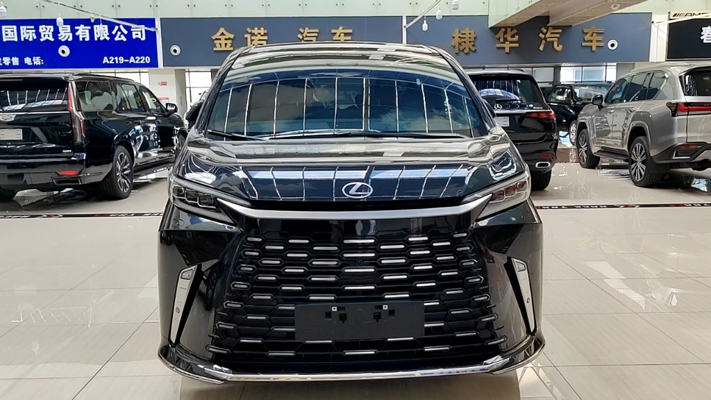 成都雷克萨斯LM欧版平价销售125万起 直降20万