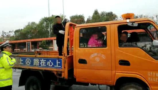 11人挤爆核载2人货车 交警都懵了：重罚！