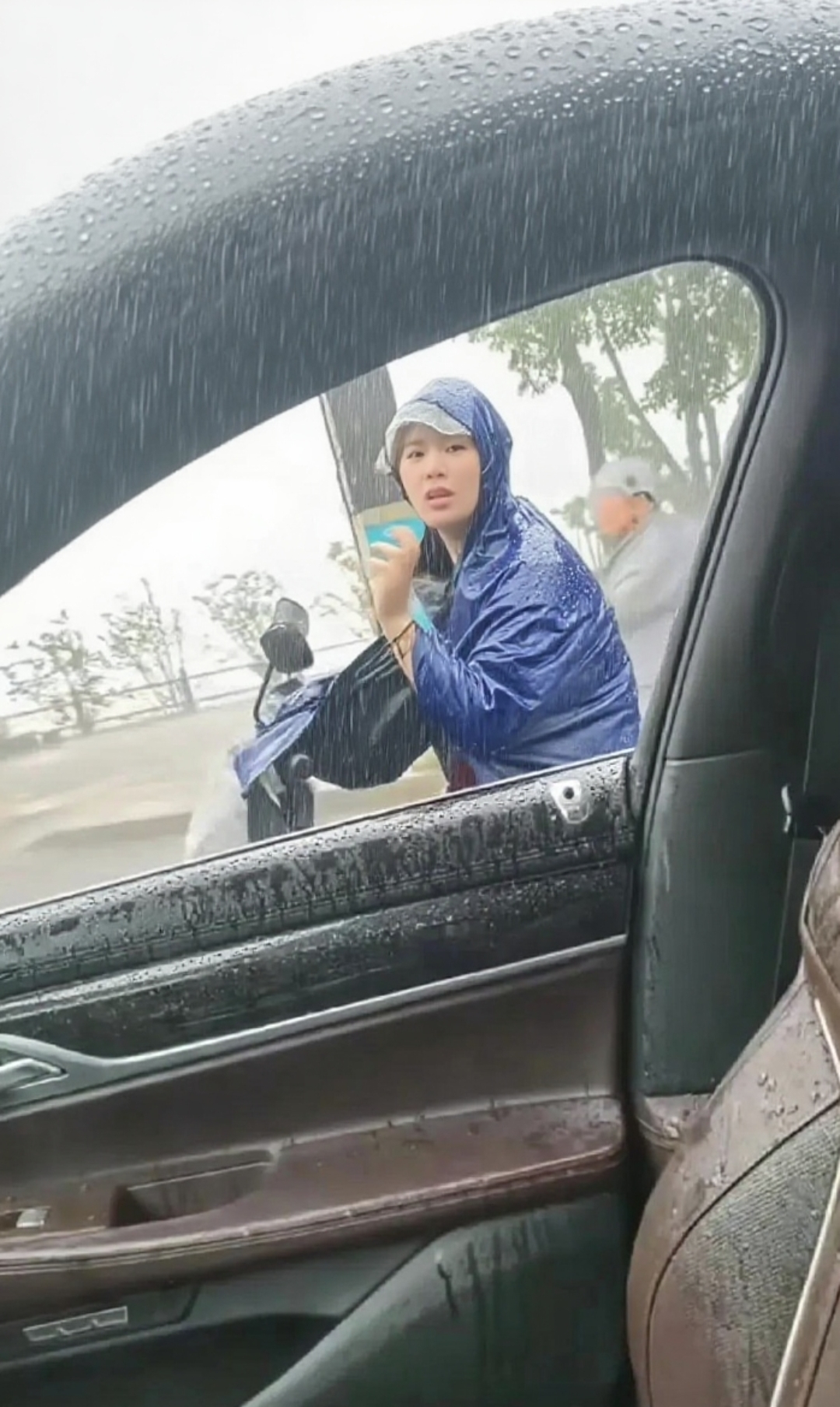 多地汽车遭雷击 央视科普雨天行车如何应对