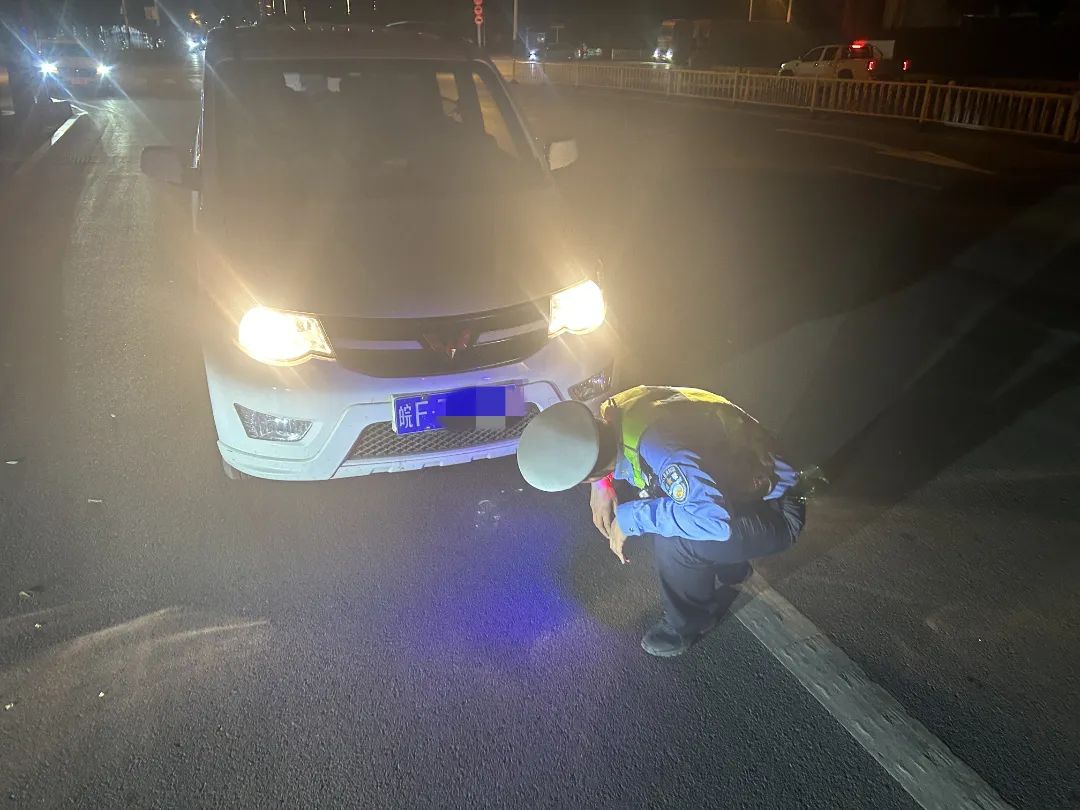 北京一轿车司机看不惯闯禁行的摩托车 狂闪灯将其别停：交警回应