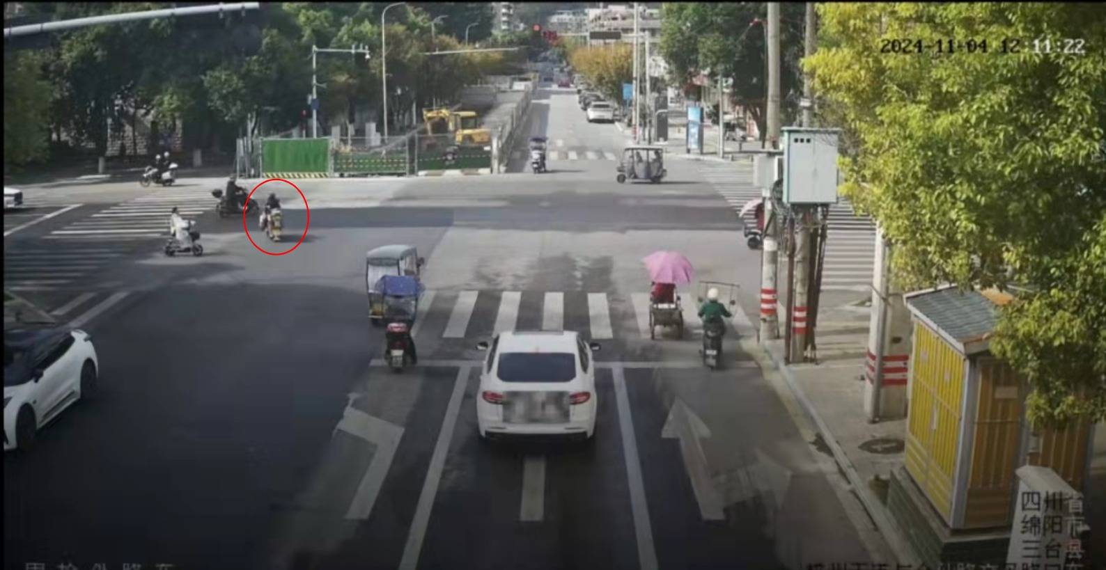 北京一轿车司机看不惯闯禁行的摩托车 狂闪灯将其别停：交警回应