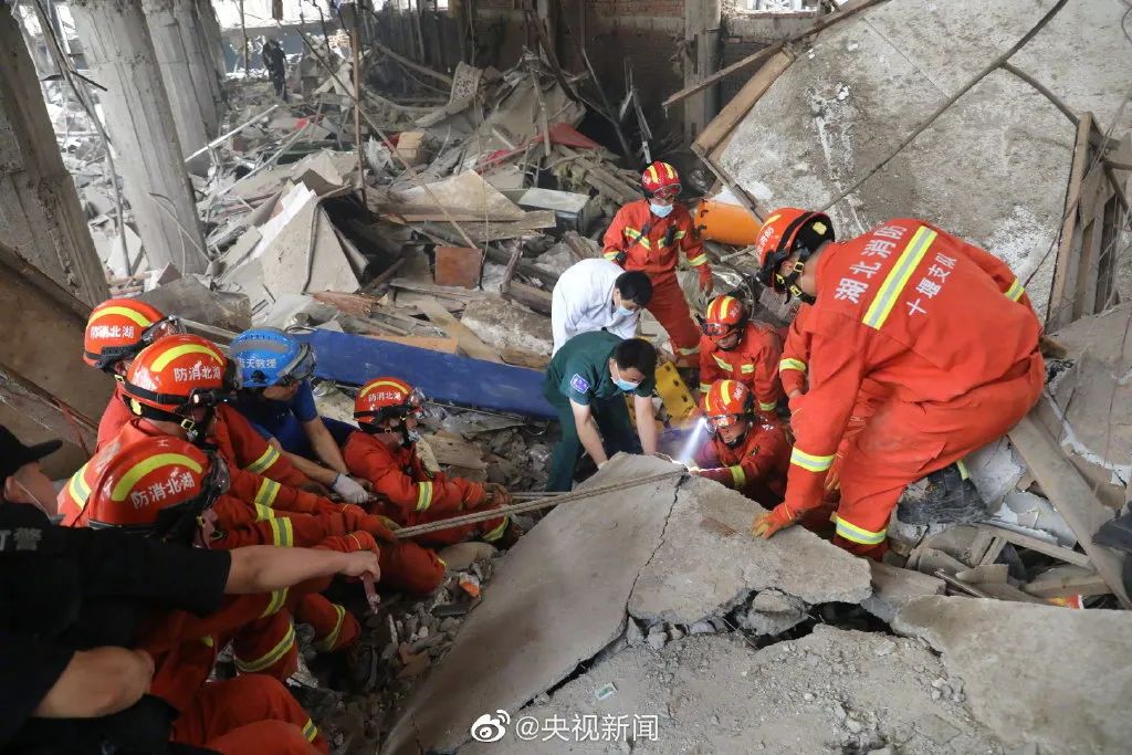 越南一修理店充气时轮胎突然爆炸：成年男子被掀翻在地