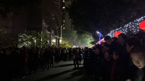 越南一修理店充气时轮胎突然爆炸：成年男子被掀翻在地
