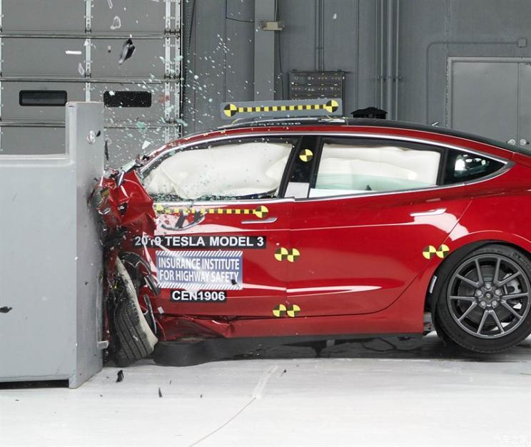 特斯拉官方加装Model 3转向灯拨杆收费2499元 电商平台只要1200元