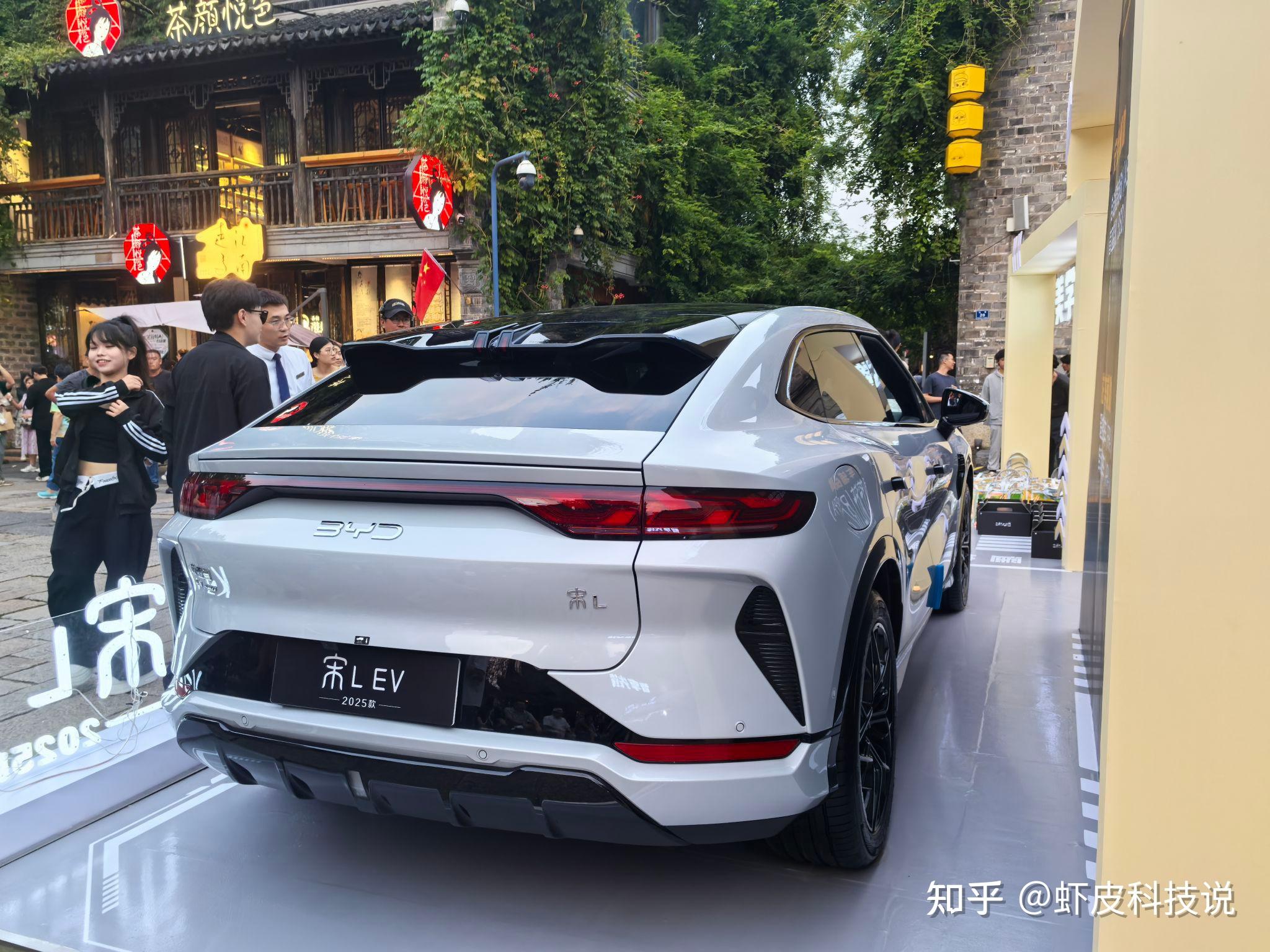 比亚迪2025半年报：营收3713亿，海外收入大增1.3倍