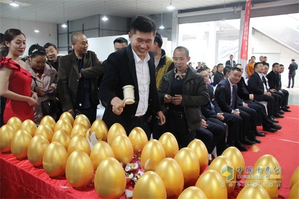 现场签单270台，吉利醇氢商用车下线