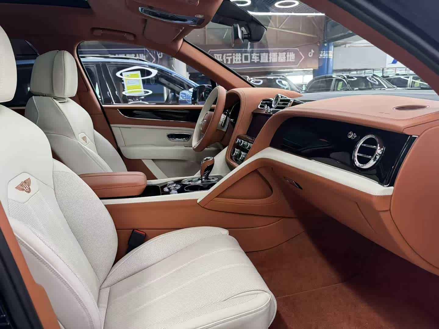 成都平行进口宾利添越美版价格最低285万起 欢迎到店试驾