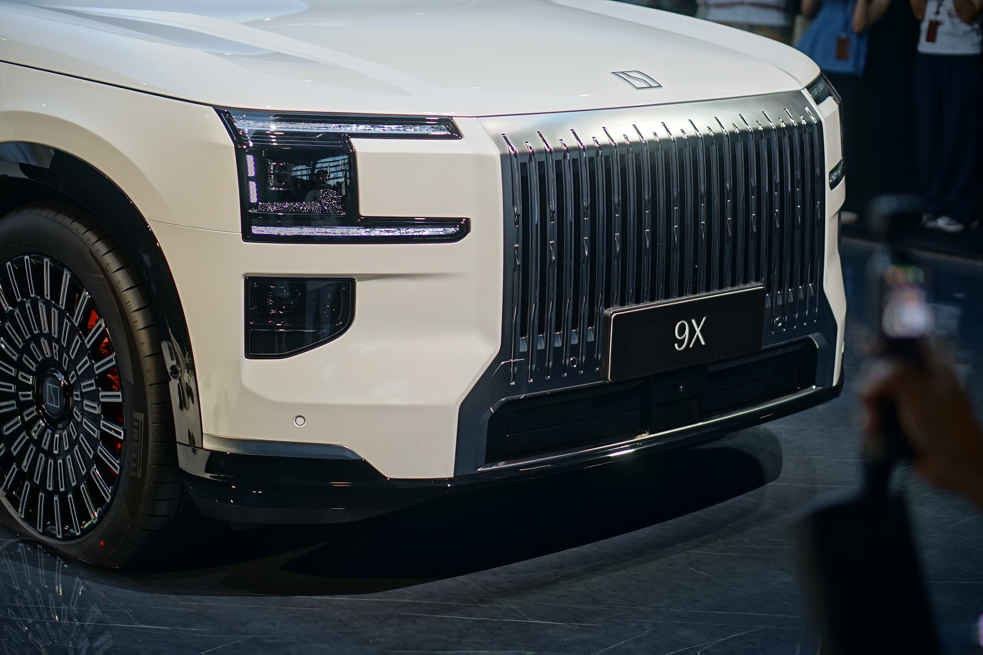 地表性能最强全尺寸SUV！极氪9X上市13分钟 大定突破10000台