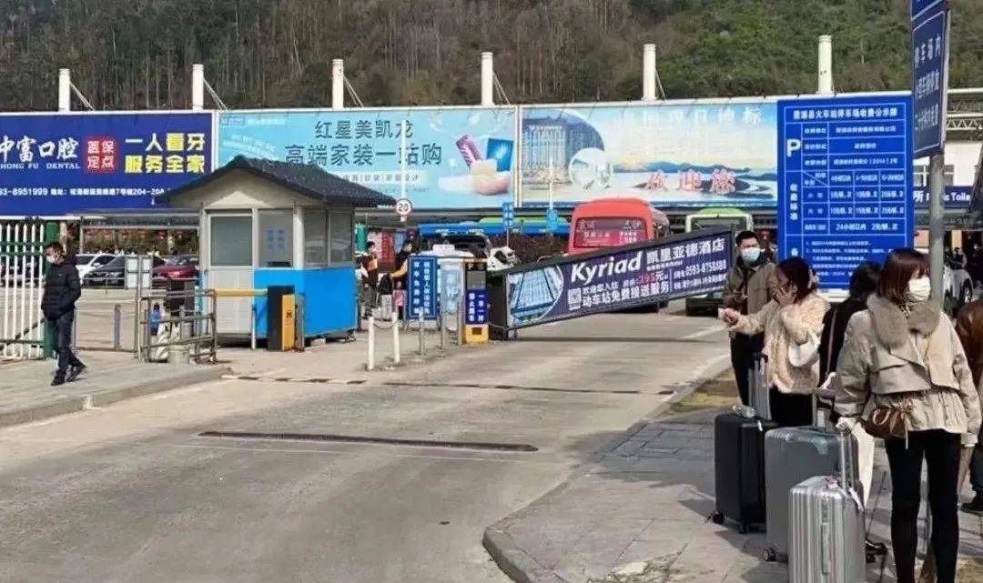 福建霞浦停车场一电动车自燃起火：旁边7辆车惨遭团灭全被烧毁