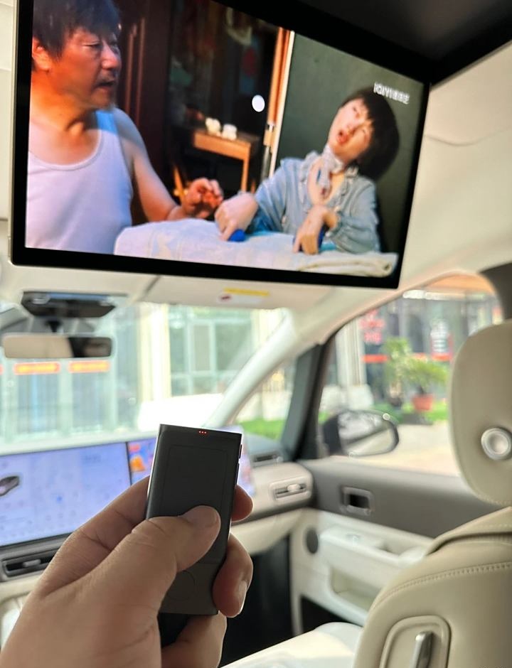 一辆理想MEGA车身贴满“寻亲启事” 车主：希望车衣早点被撕下来