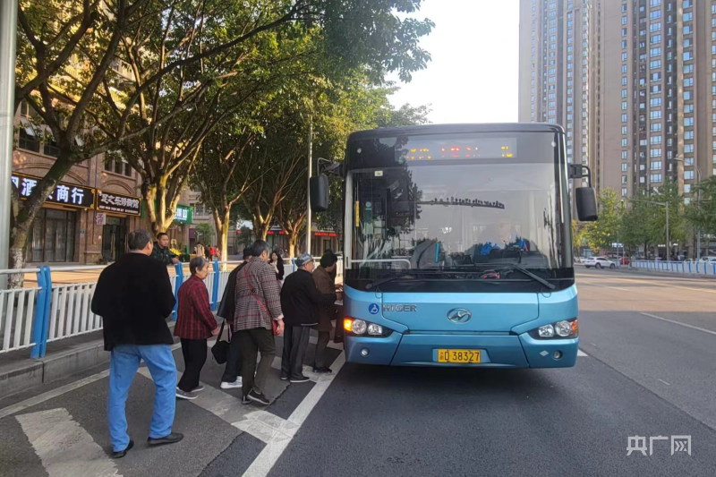 “津旅时光号”列车首次载客 车厢科幻感十足：上车像穿越